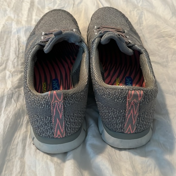 Skechers ladies Memory Foam slip on sneakers Gray w/ pink Sz 7 s/n22758TX EUC - Picture 6 of 7
